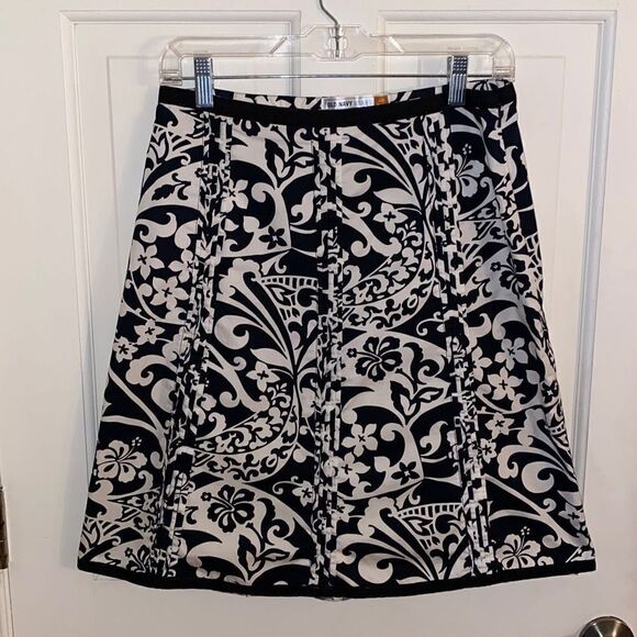Old Navy Dresses & Skirts - 🔥3/$20🔥 Old Navy black and white cotton skirt size 4
